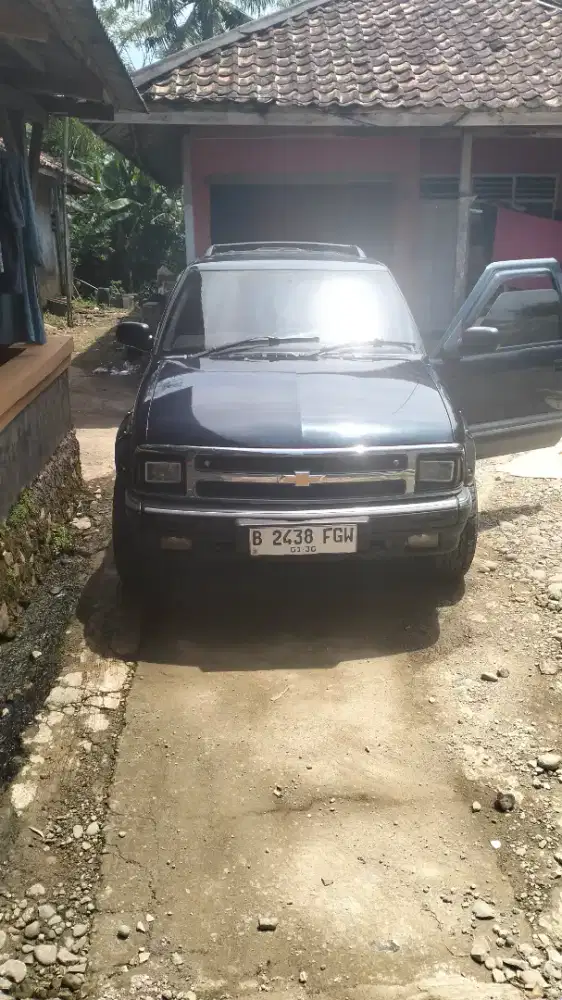 Chevrolet blazer thn 97 warna biru transmisi manual