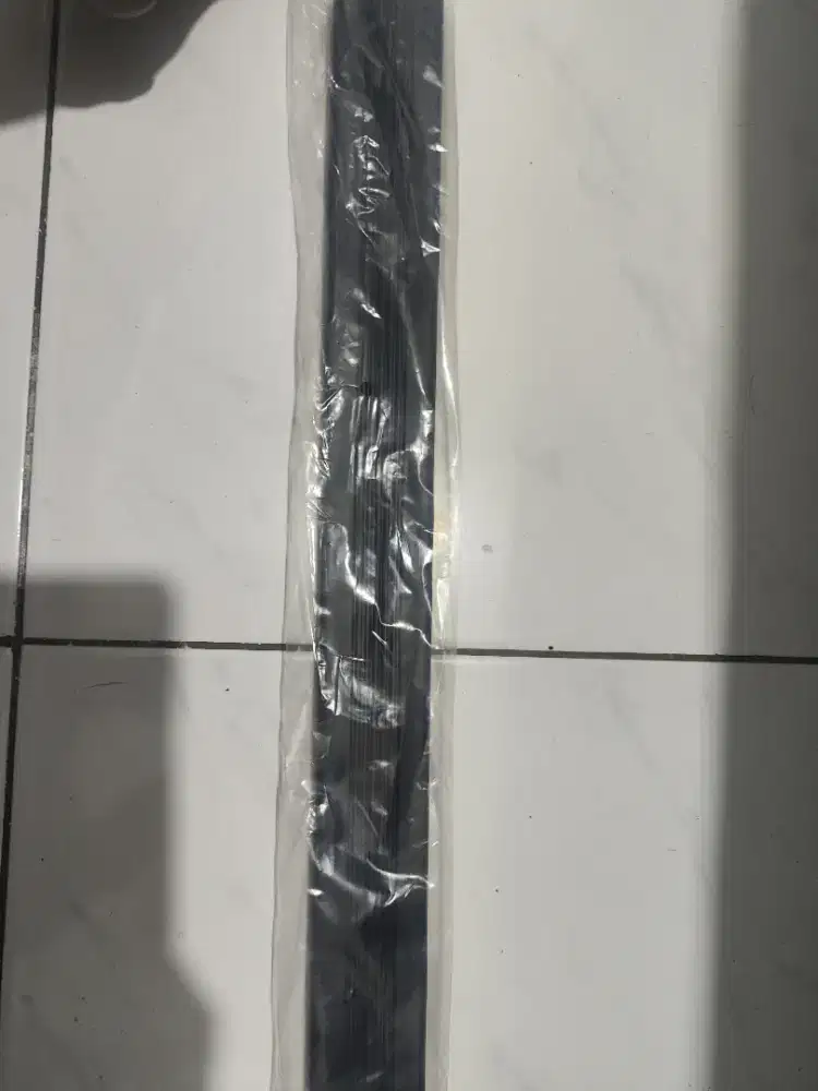 Penutup bawah celah pintu