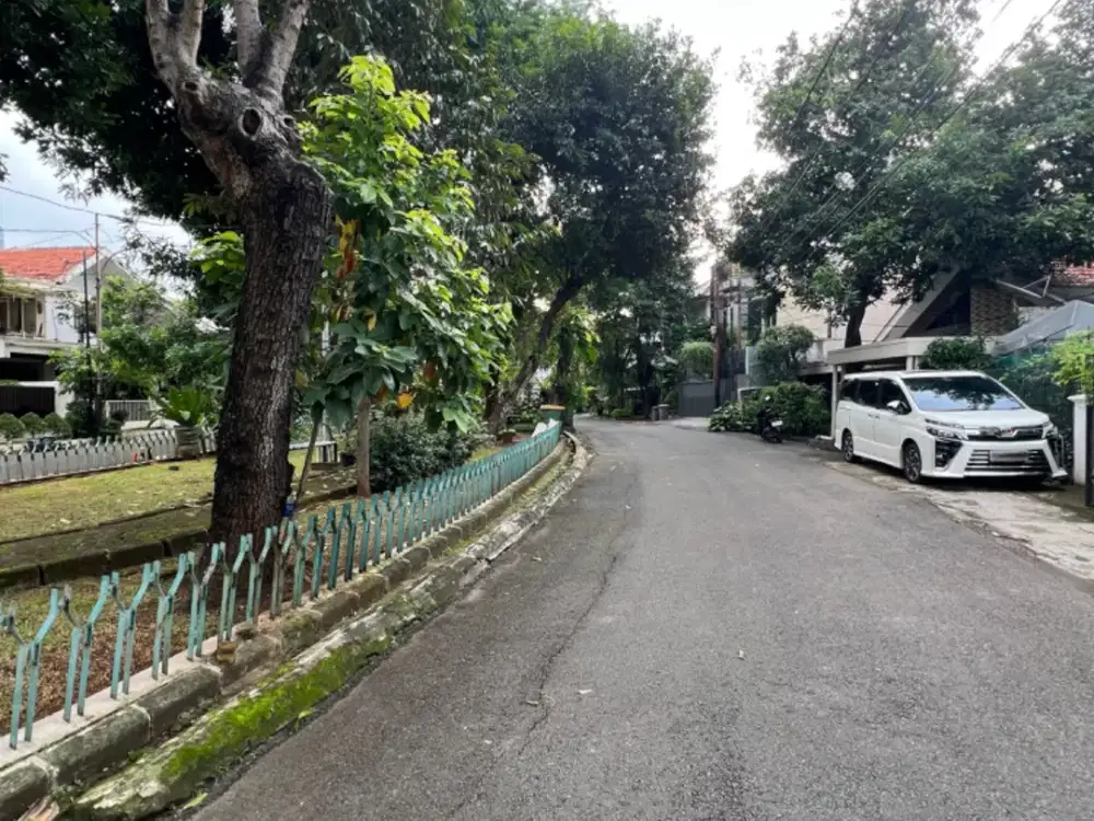 Jual Rumah Strategis di Kebayoran Baru Jakarta Selatan – Depan Taman & Jalan Lebar