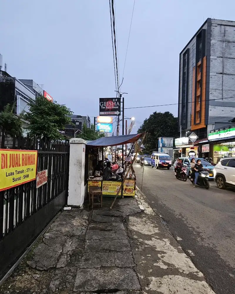 Tanah 377 m2 dan Bangunan Pinggir Jalan - Lokasi Strategis