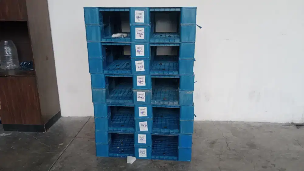 Pallet plastik bekas siap angkut