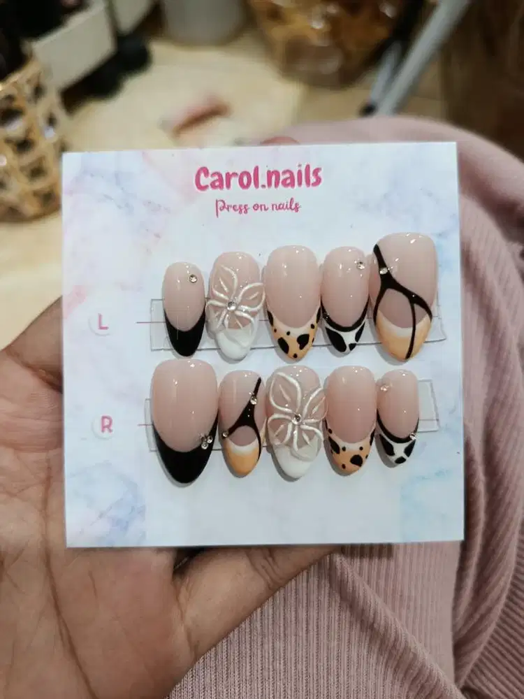 Nailist membuat press on (kuku palsu)