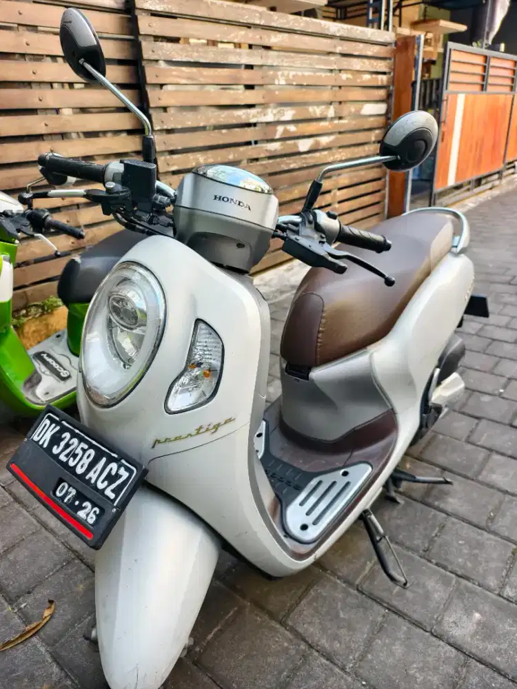 Scoopy prestige putih 2021