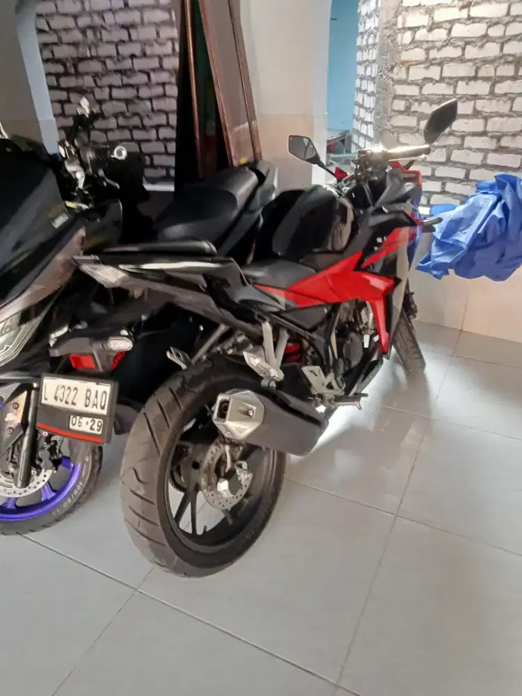 Honda CBR 150R hitam . Merahb