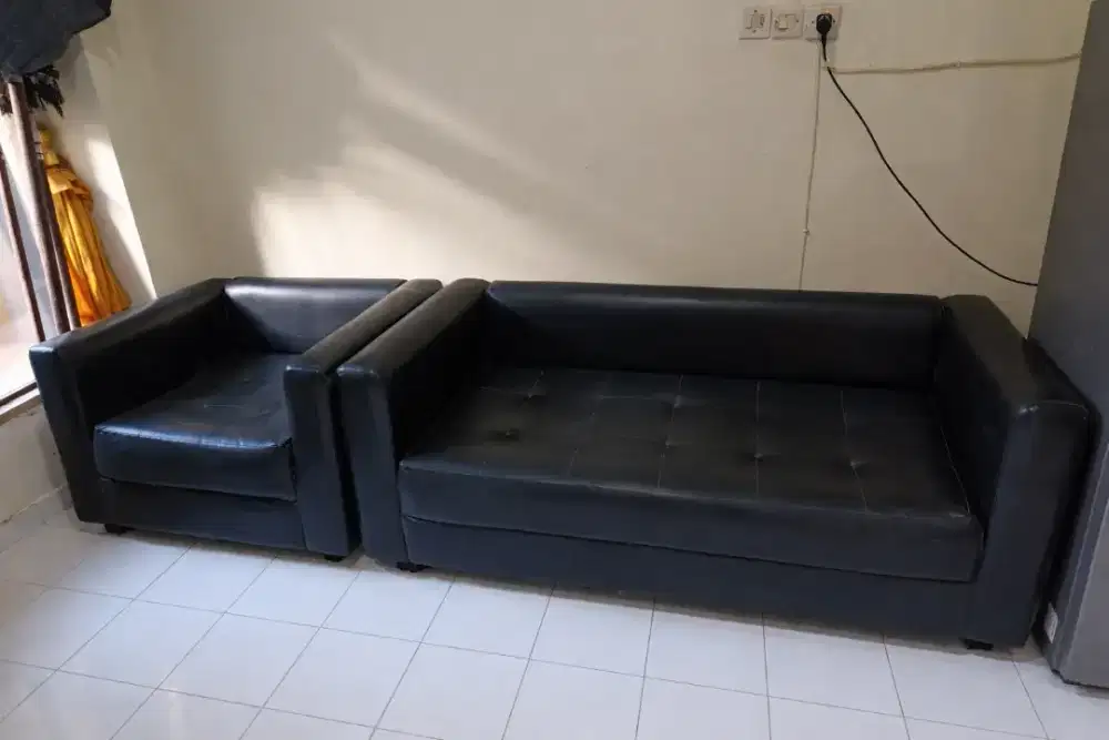 Sofa hitam kulit