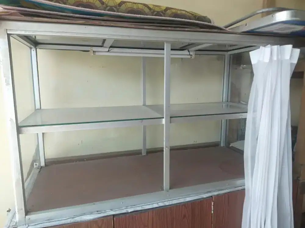 Di jual etalase plus meja murah...