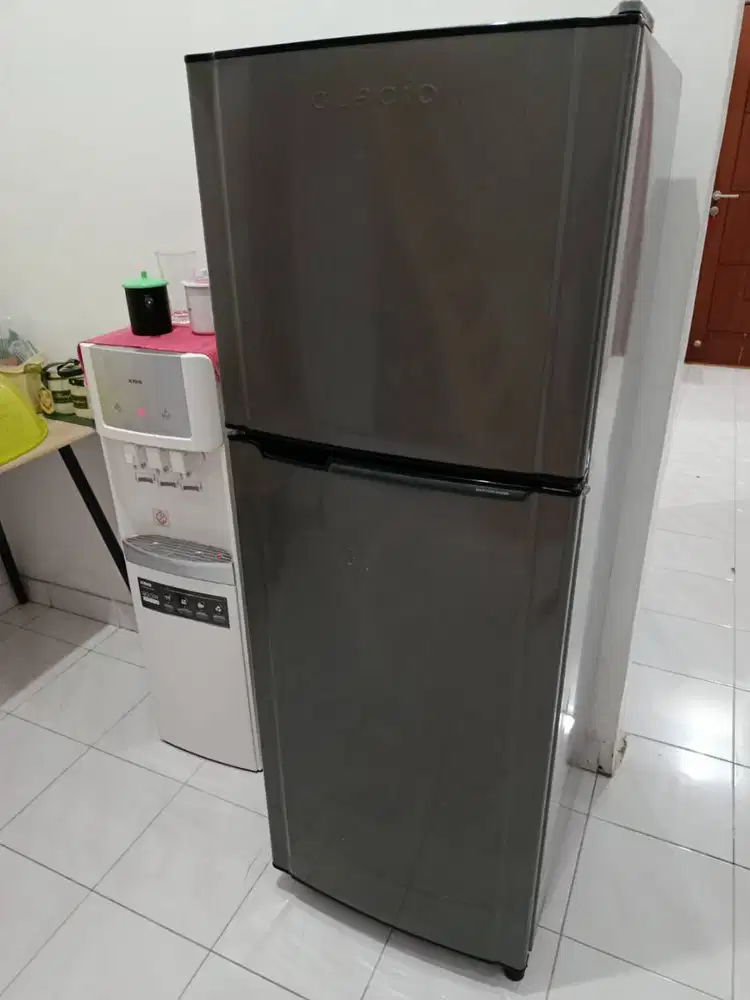 Jual mau Pindahan Kulkas Toshiba Glacio 2 Pintu LowWattInverter Bekas