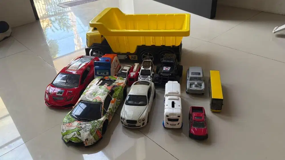 Mainan mobil bekas campuran