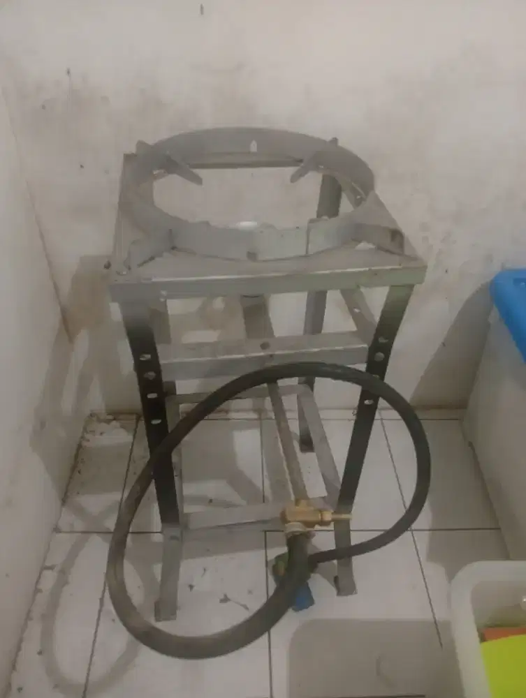 Kompor mawar dengan dudukan