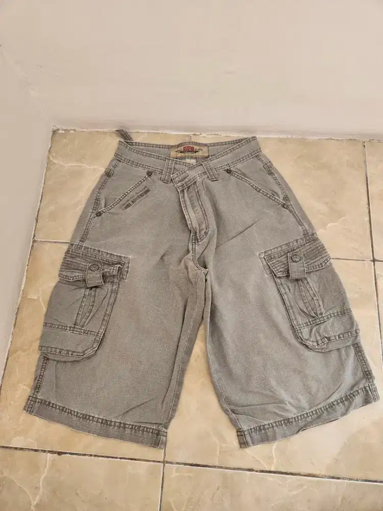 Celana jeans pendek ukuran lebar pinggang lebih kurang 88-90 cm