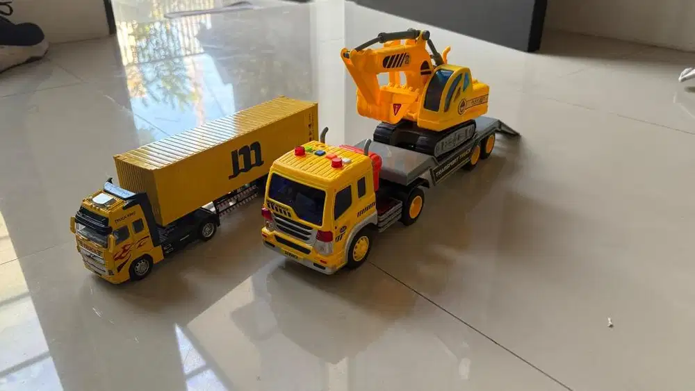 Mainan truck besar 2pcs