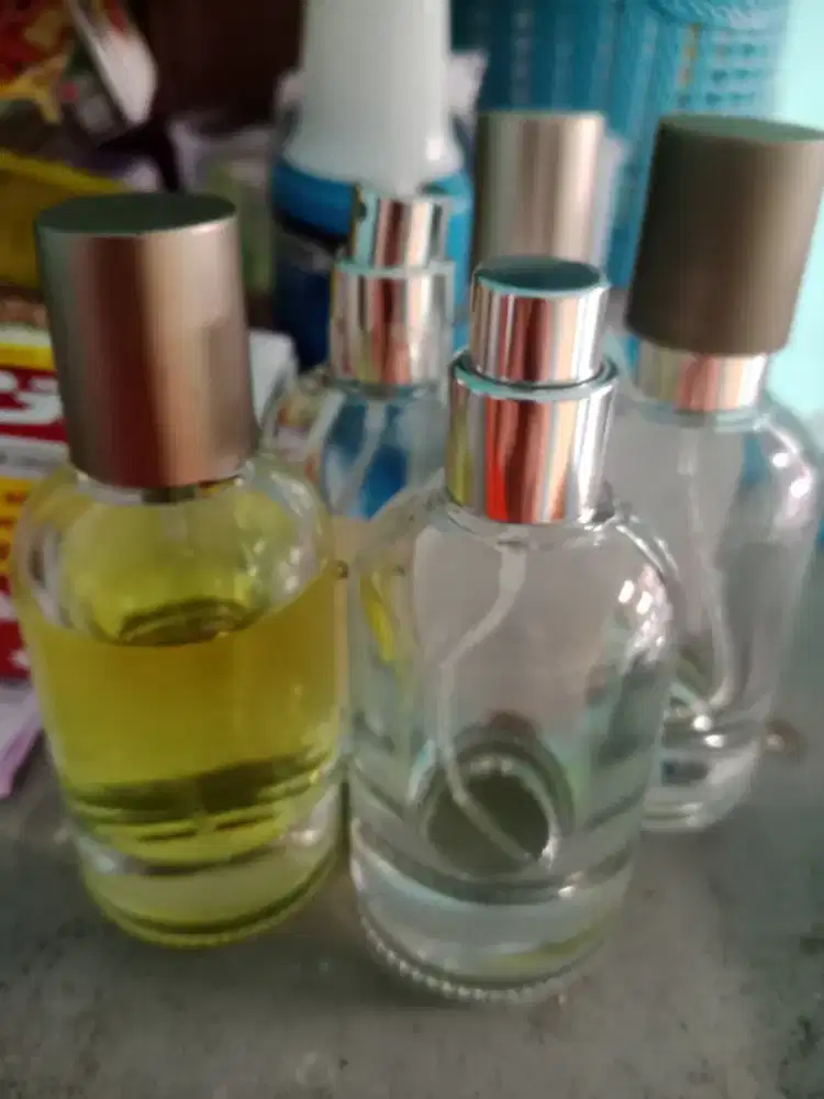 Botol kosong bekas minyak wangi