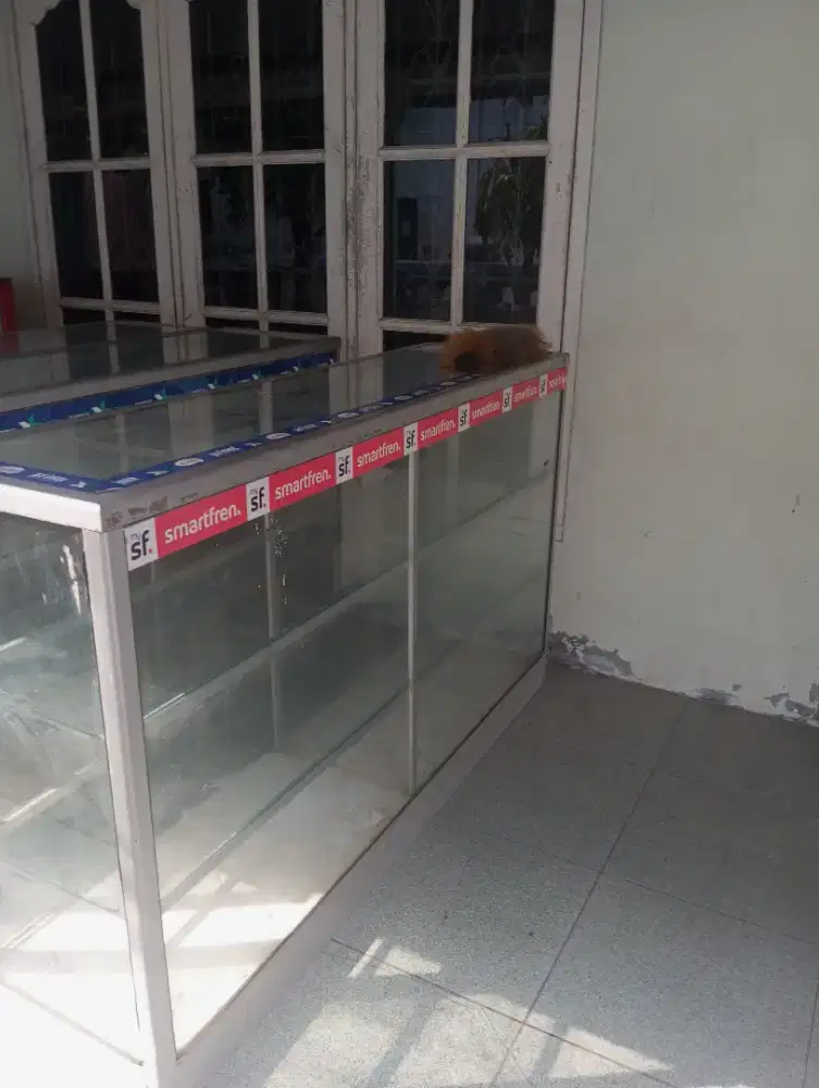 Etalase Kaca untuk Usaha