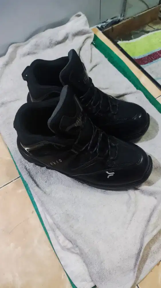 Sepatu gunung lavio