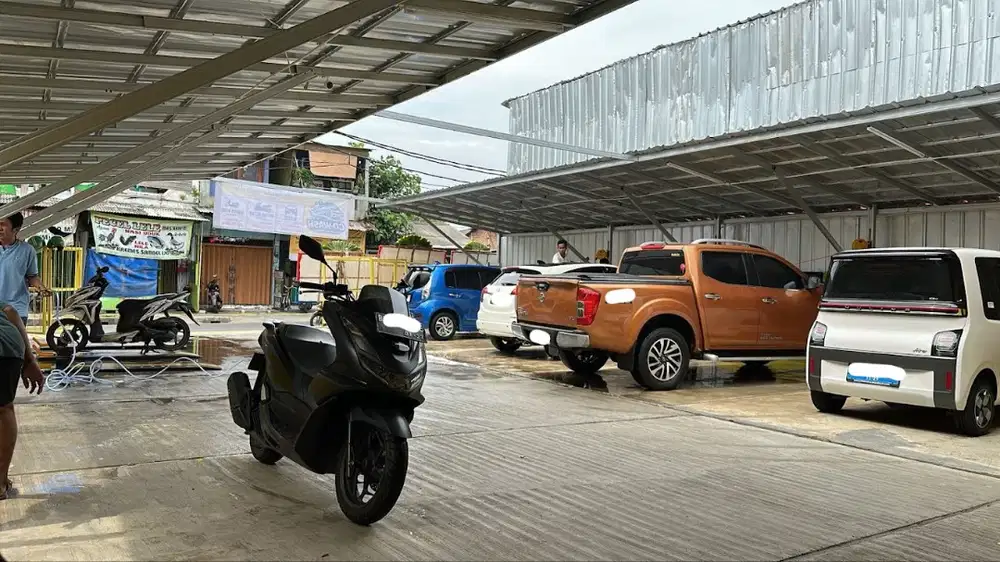 Karyawan Cuci Stim Mobil dan Motor