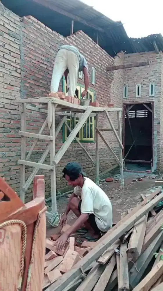 Tukang renovasi bangunan