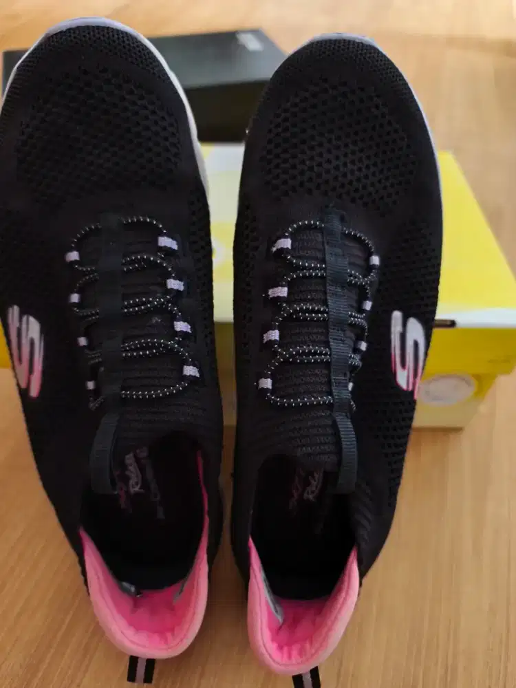 Sepatu skechers size 37 kondisi msh bagus cocok buat jalan