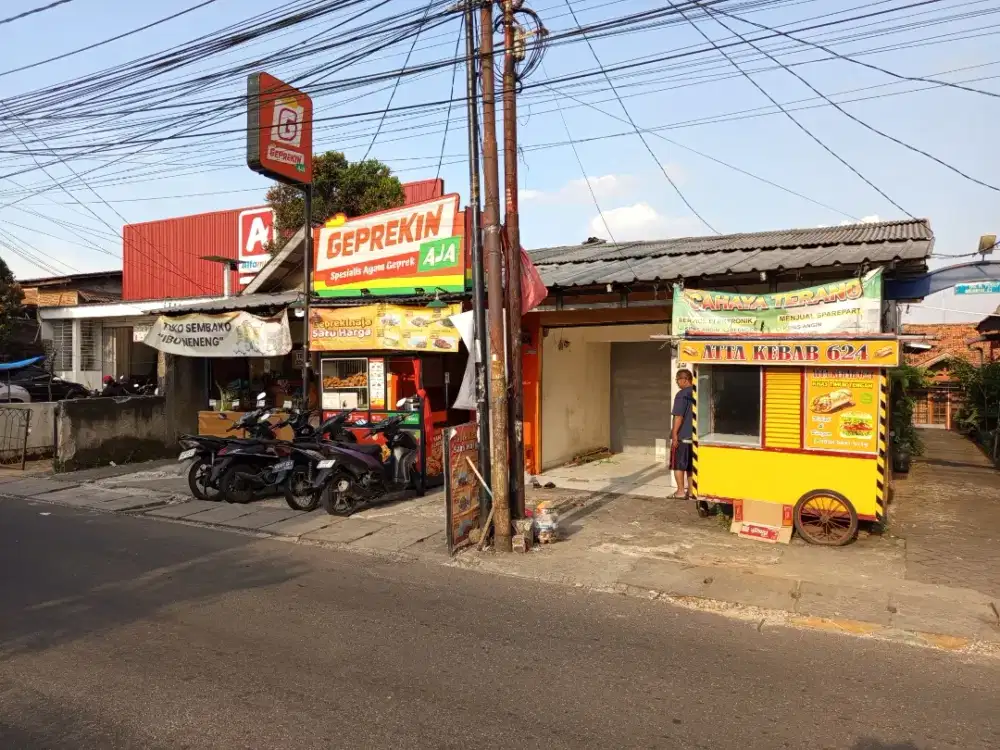 Sewa Kios pinggir jalan besar. Kondisi ramai, samping alfamidi