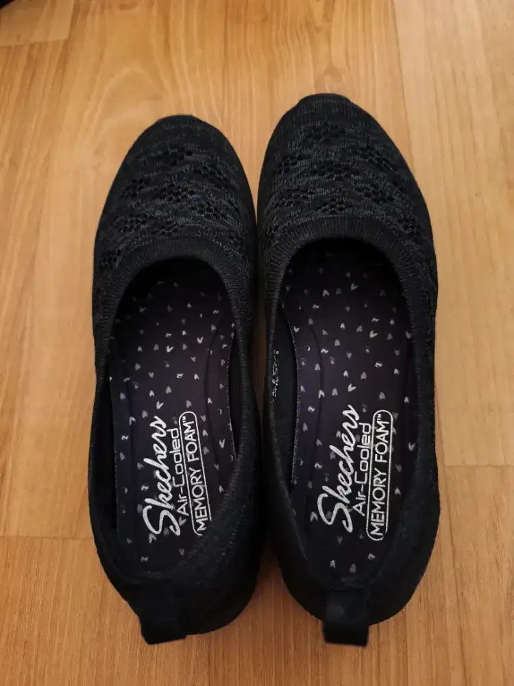 Sepatu slop skechers size 37