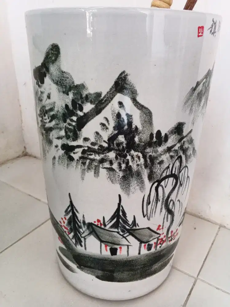 Guci  dari bahan keramik tebal