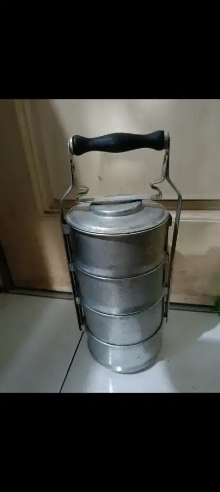 Dijual Rantang klasik. 4 susun tinggi kurang lebih 28cm.