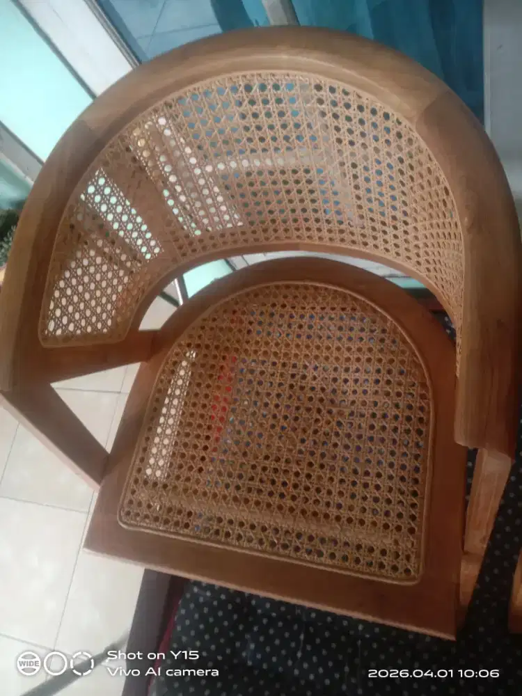 Jual meja kafe/kantor+dua unit kursi masih bagus banget