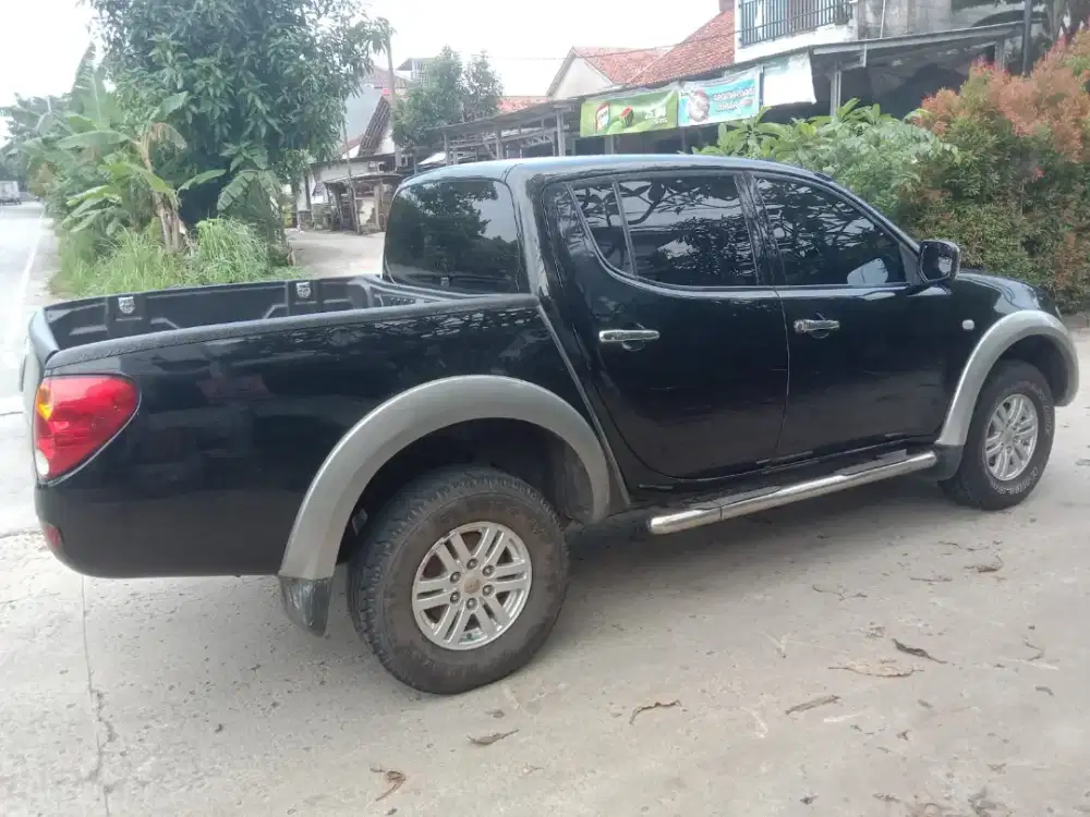 Mitsubishi Triton GLS 4x4 MT 2011 Hitam TERAWAT
