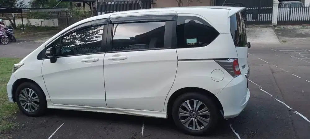 Honda FREED A/T PSD (tipe tertinggi) 2014, PUTIH, LOW KM
