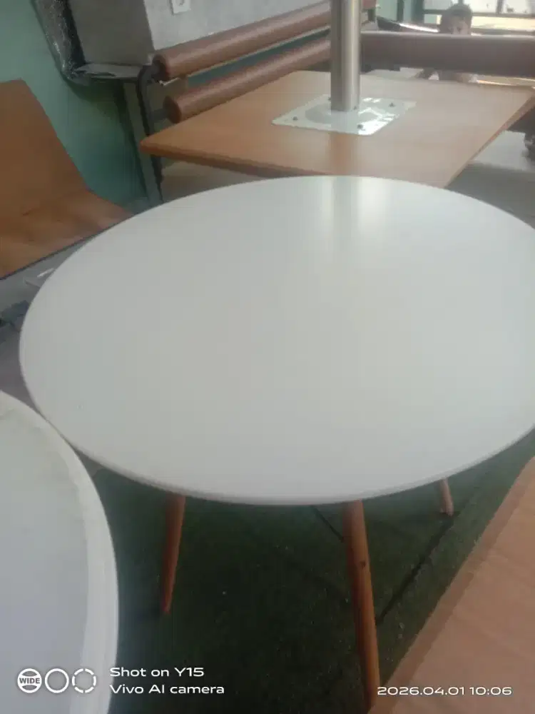 Jual meja bulat warna putih dan dua unit kursi kayu