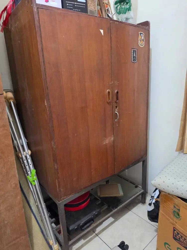 Lemari Pakaian Kayu.