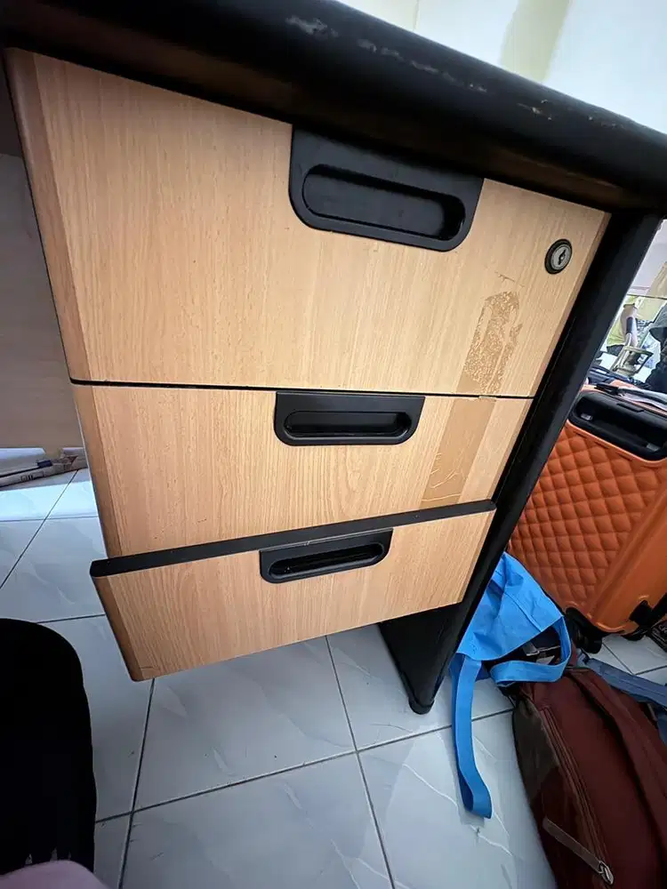 Meja kantor second