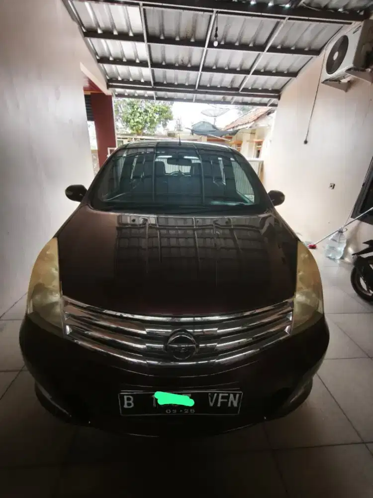 grand livina ultimate 1.5 2012 warna merah maron