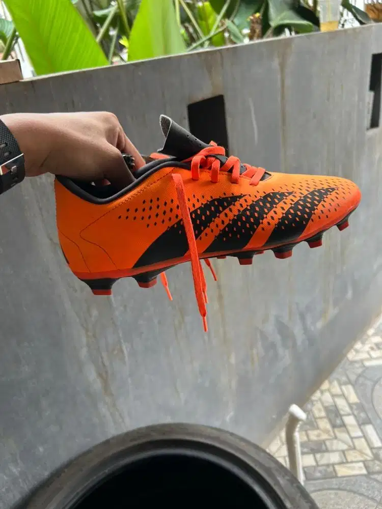Sepatu bola adidas predator accuracy.4 ori
