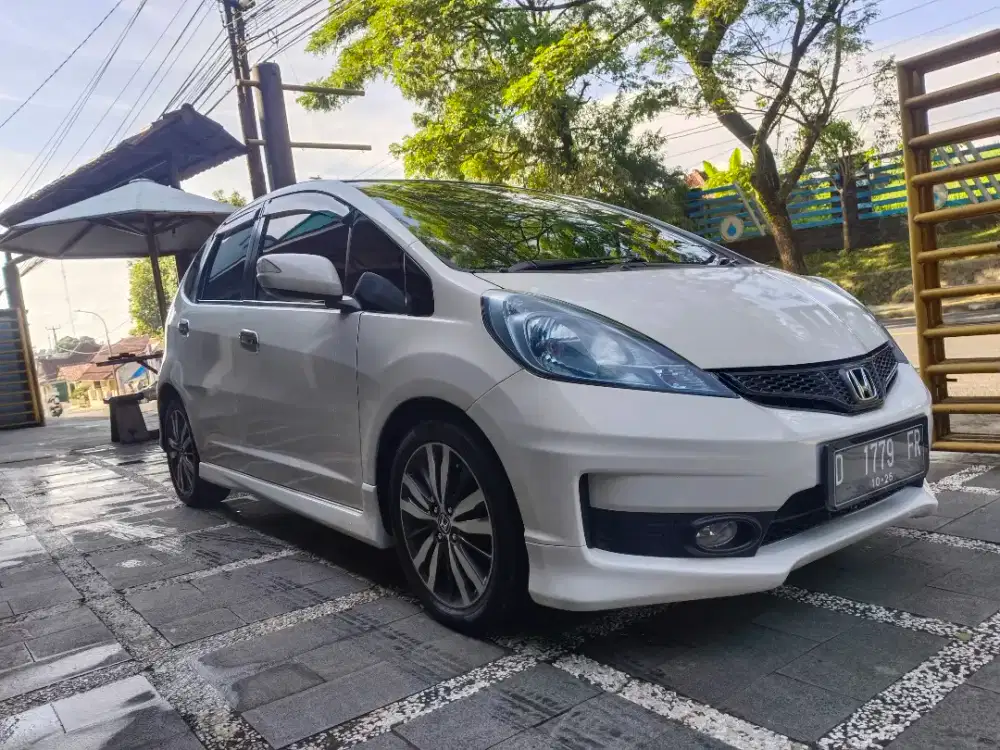 Bismillah numpang jual Honda jazz RS. Metic no. D. Putih. 2011/12.