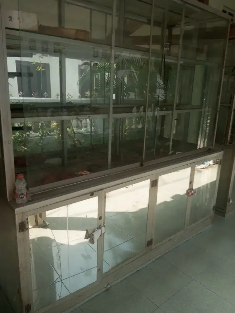 Lemari Etalase untuk Apotik