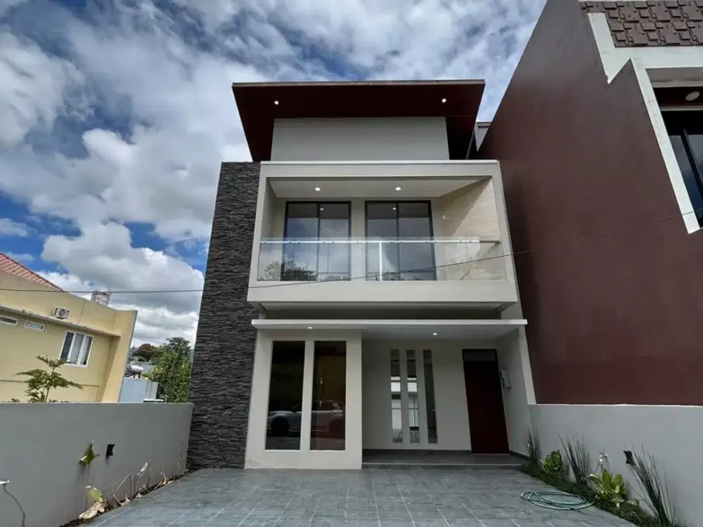 Termurah! Rumah Baru 3 Lantai di Dago Bandung
