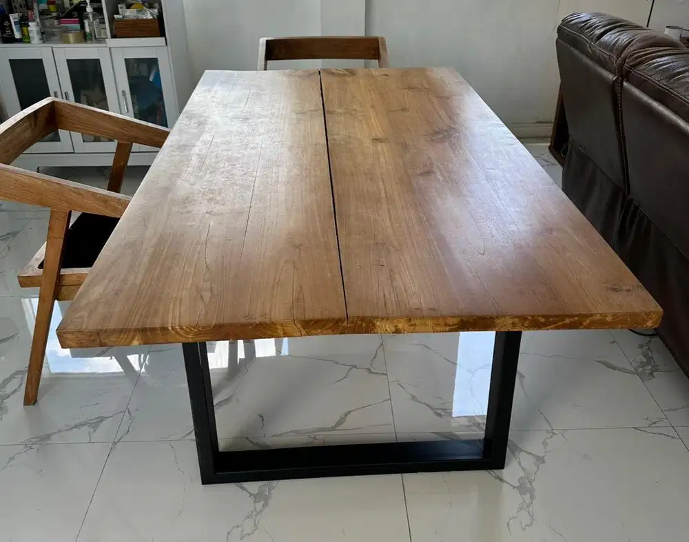 Di Jual Meja Makan dan 2 kursi