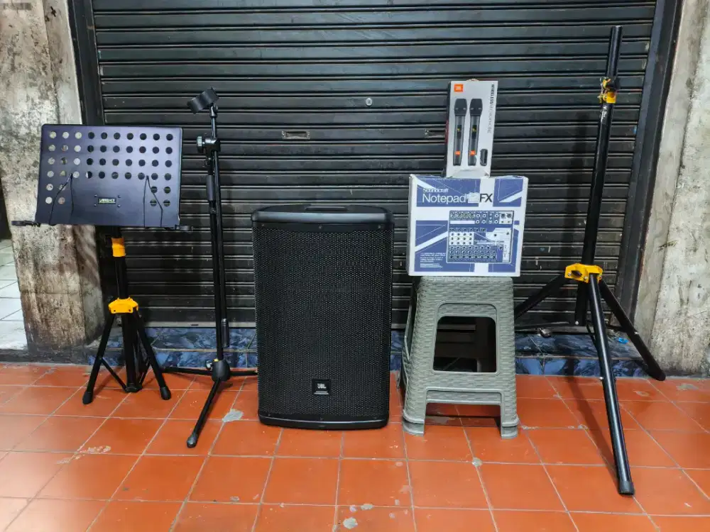 Satu set alat music JBL EoN 715