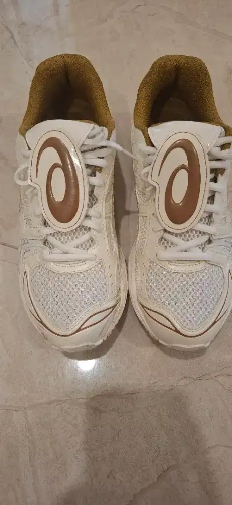 Sepatu asics the museum visitor