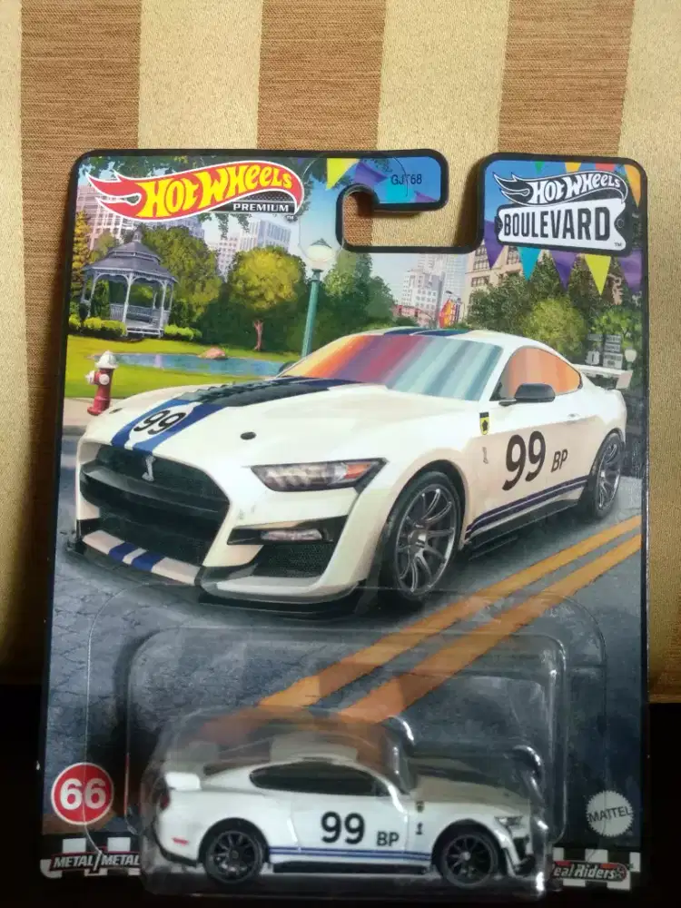 Hot Wheels Premium Boulevard '20 Ford Shelby GT500. 