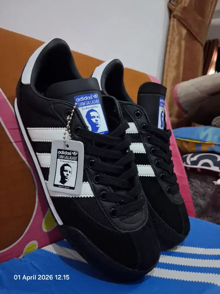 Sale..Adidas Liam Gallagher Black White
Size 42 insole 26,5 cm