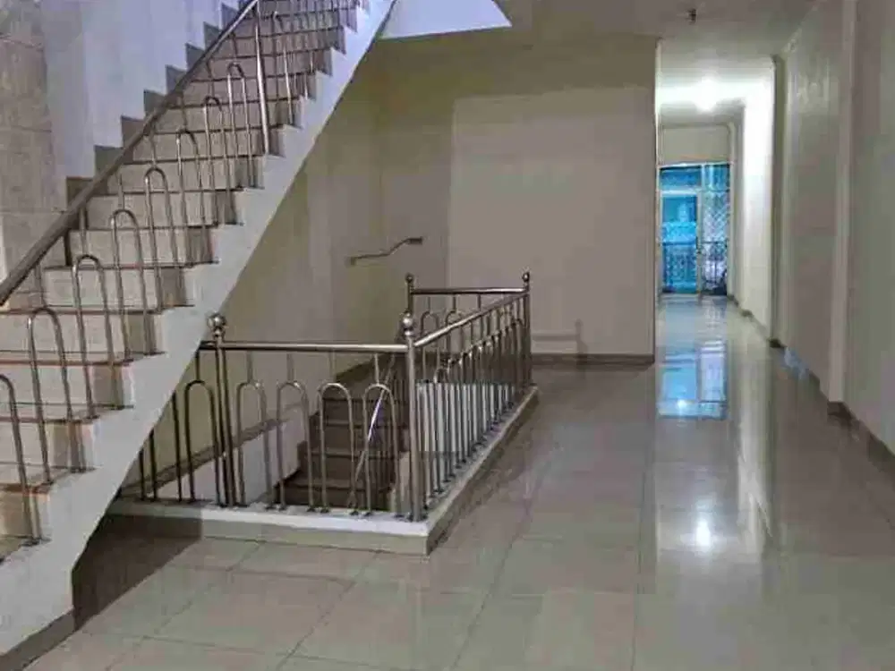 Disewakan / Dijual Ruko 2,5 Lt di Pinggir Jalan Pondok Kopi Jakarta Timur