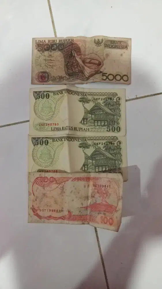 Uang kertas dan coin kuno