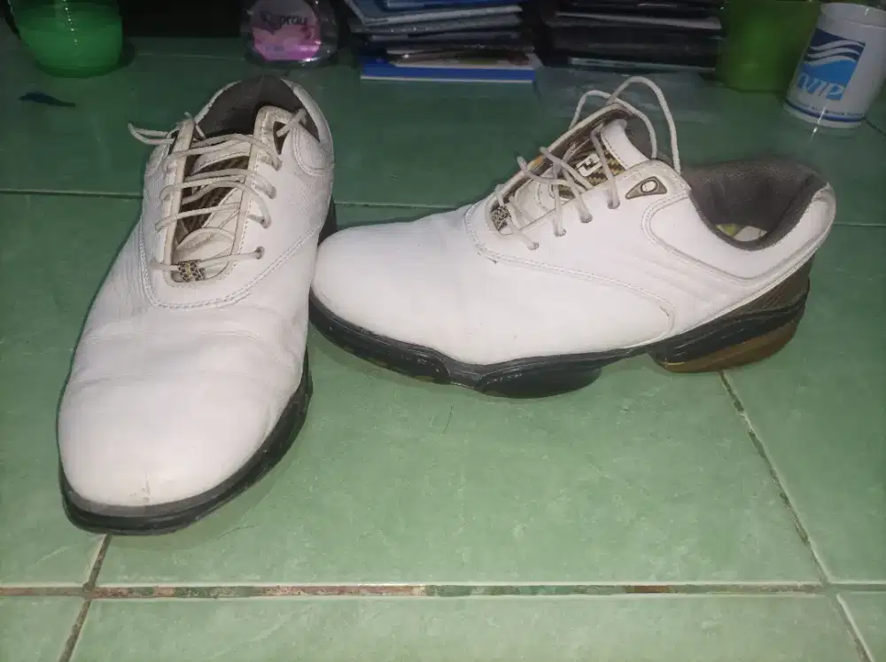 Sepatu Golf no 42/43 kondisi 95%
