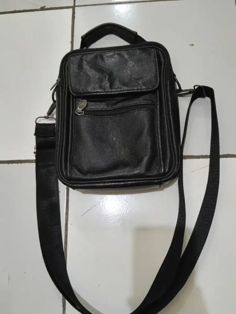 Tas kulit slempang merk jeep