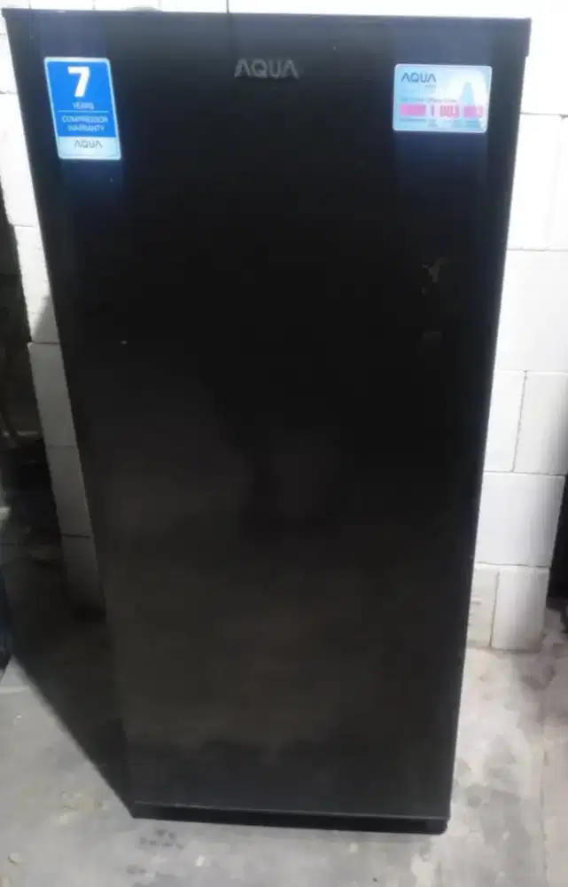 Kulkas aqua hitam