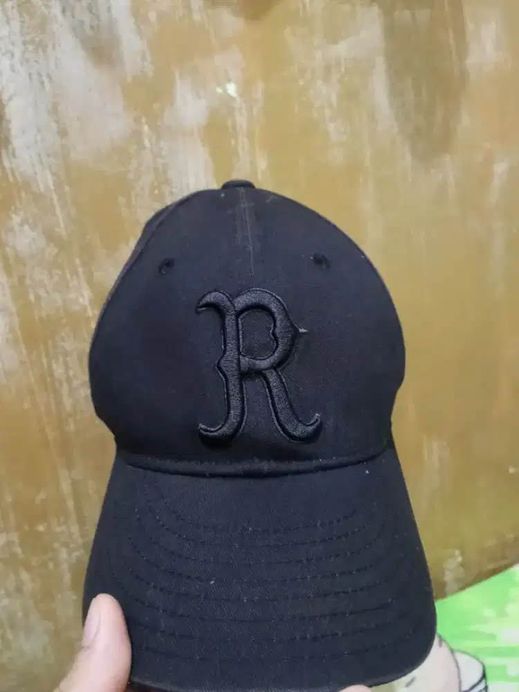 Topi original logo R