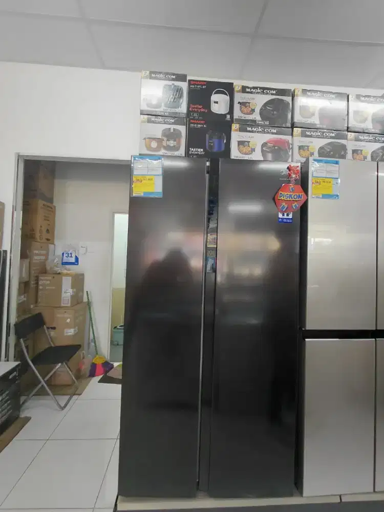 Kulkas Midea 558L  140 watt