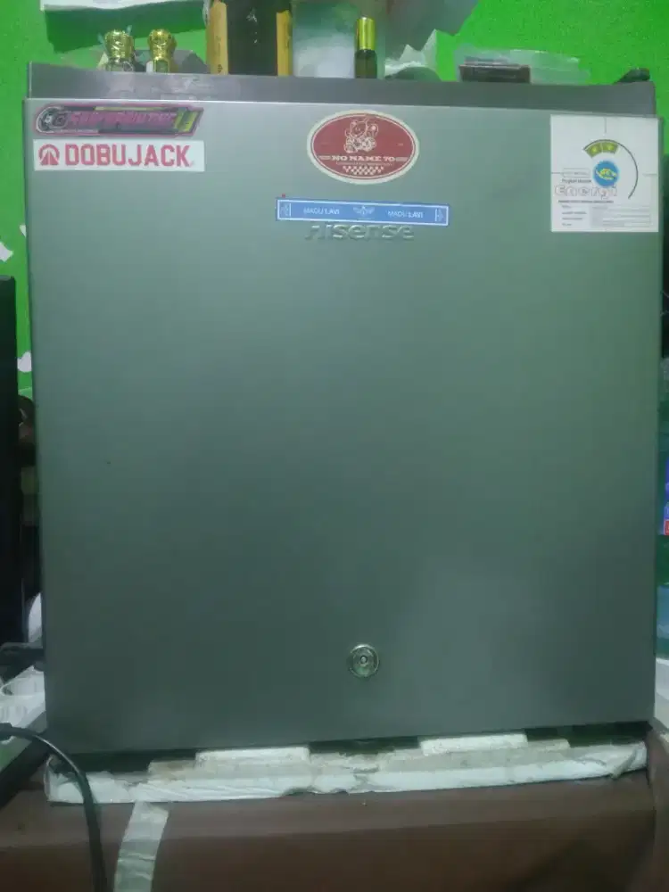 Dihual kulkas mini/portable 15kg merek HISENSE  Tipe..RR58D41GN.