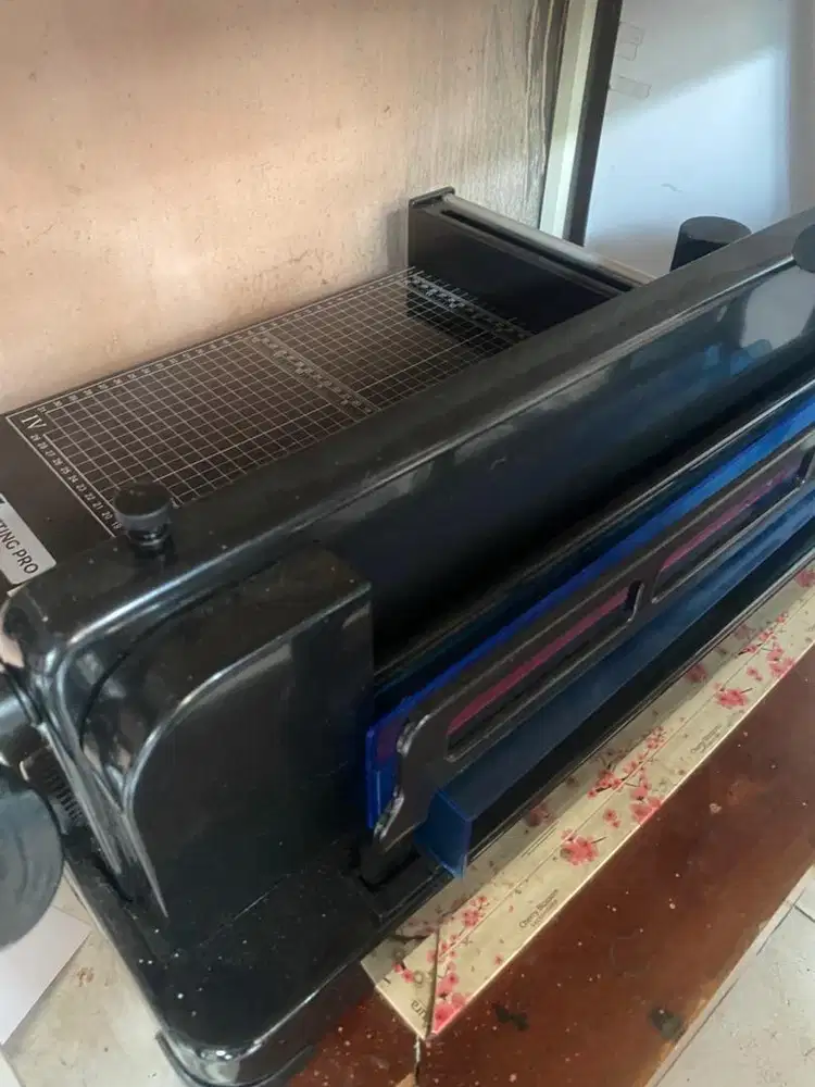 Alat pemotong kertas 1 rim